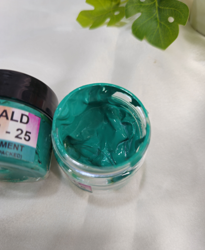 Opaque resin pigment in Emerald Green for epoxy, resin art, and DIY crafts – 20g
