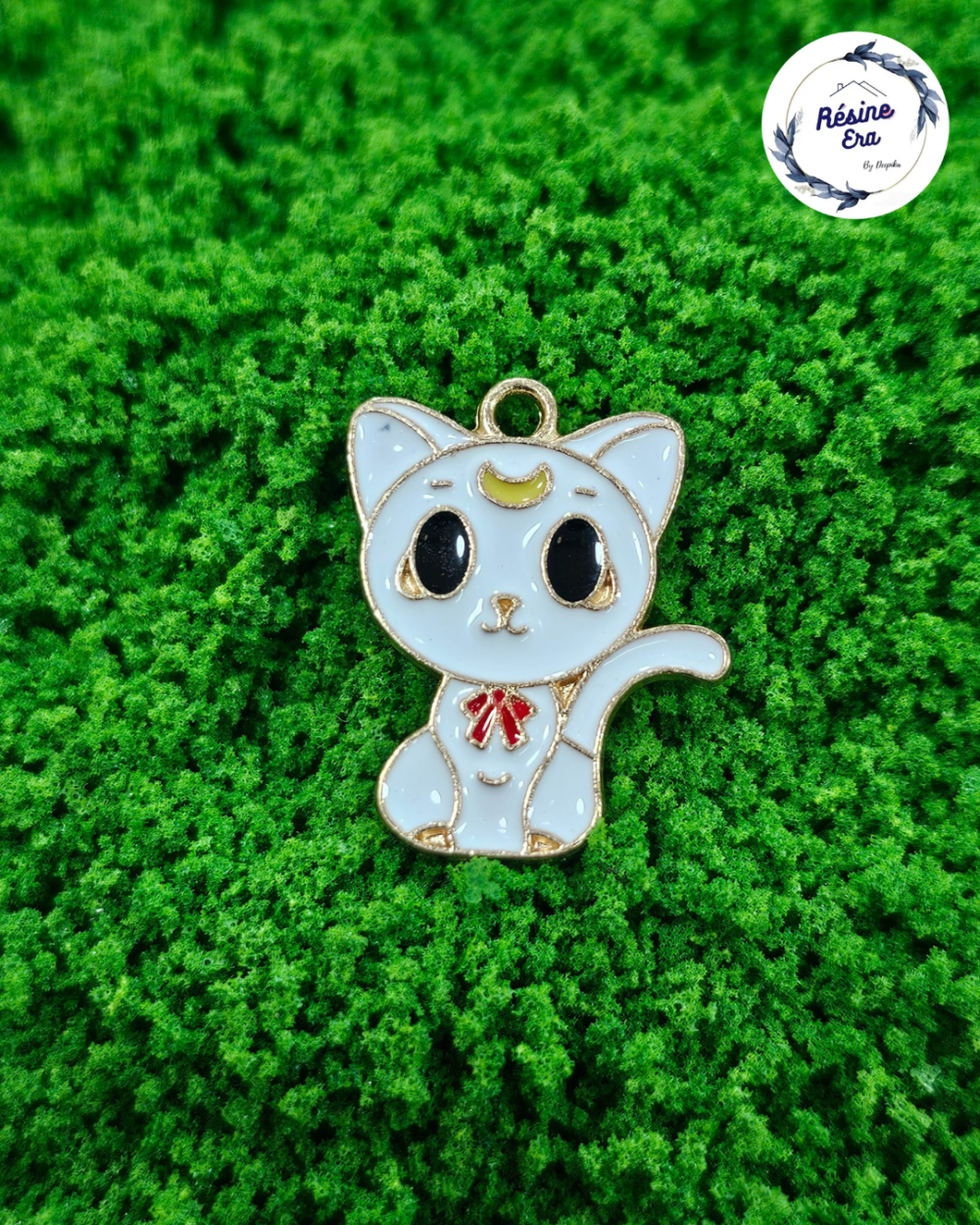 Decorative craft cat charms for resin art and jewellery making are displayed on a soft background