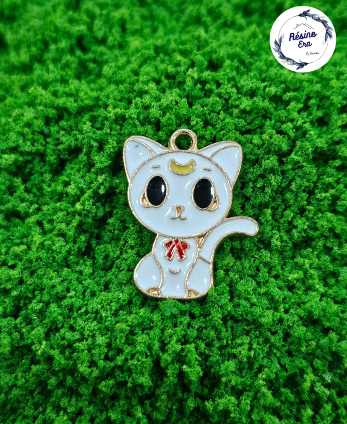 Decorative craft cat charms for resin art and jewellery making are displayed on a soft background
