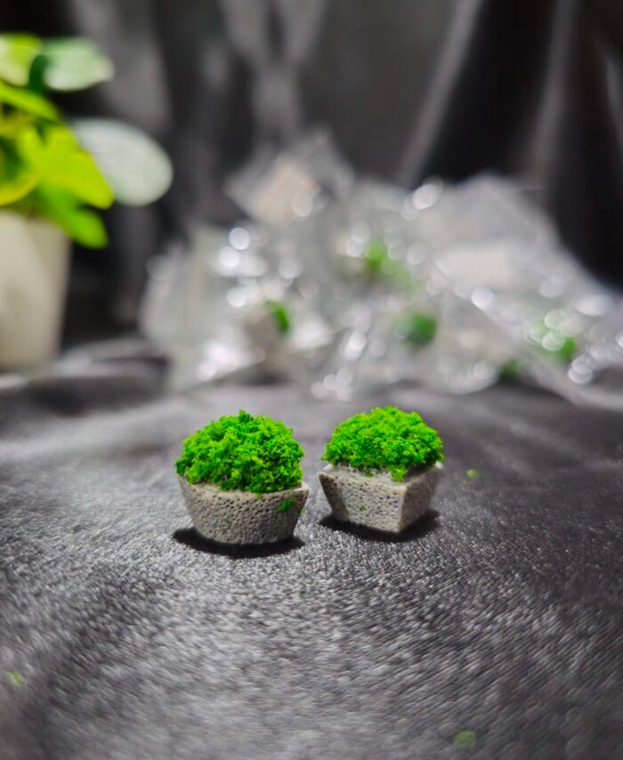 Miniature artificial green grass bush and hedge with stone base for resin art and miniature garden decoration