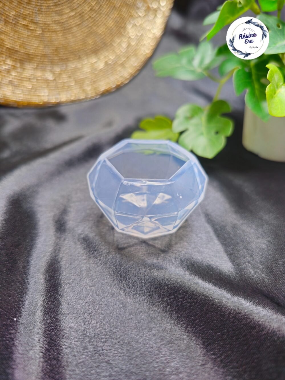 “Silicone diamond paperweight mould for resin art — reusable flexible mould for making crystal-style resin paperweights”