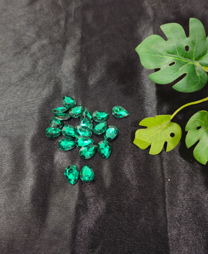 Emerald green teardrop crystal stones are used for resin art and decorative crafts
