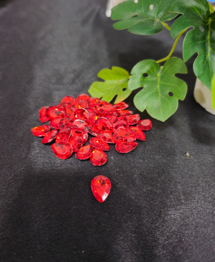 Red teardrop crystal stones are used for resin art and decorative crafts