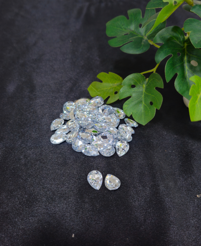 White teardrop crystal stones are used for resin art and decorative crafts